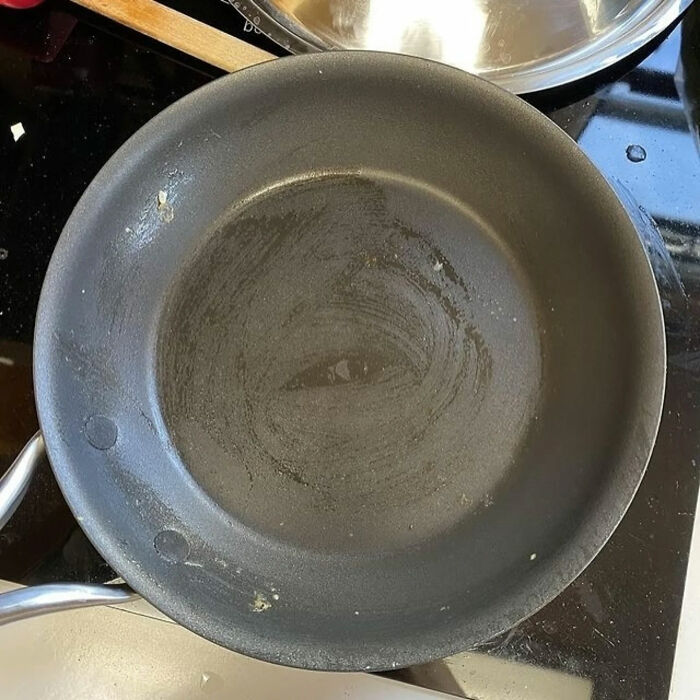 A great photo of a well-used frying pan with visible residue, a legend of the internet.