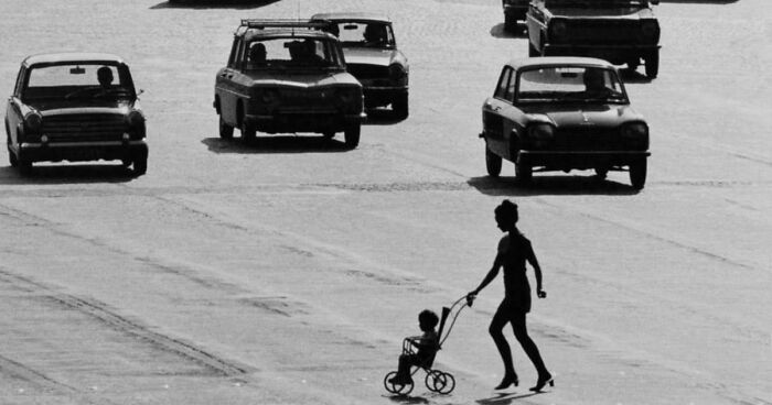 63 Real And Charming Photos That Captured Special And Mundane Moments Of The Past Decades
