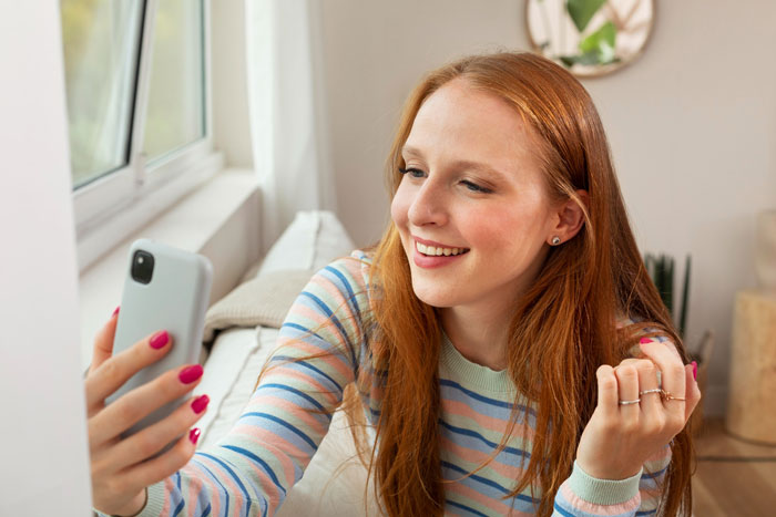 Hubby And Wife&rsquo;s Sis Text Privately And Spend Time Alone, Wife Gets Called Jealous For Speaking Up