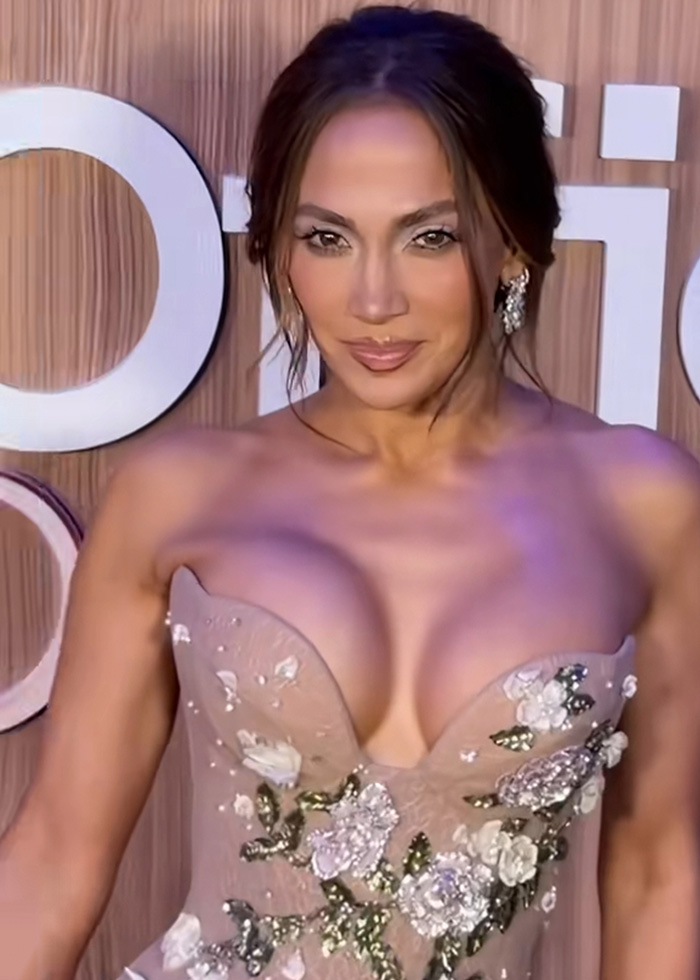 Jennifer Lopez in floral corset dress posing at 'Office Romance' premiere closeup Jennifer Lopez in floral corset dress posing at 'Office Romance' premiere closeup