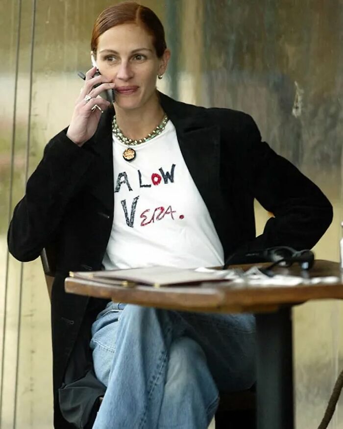 Julia Roberts on the phone, a celebrity scandal captured by paparazzi.