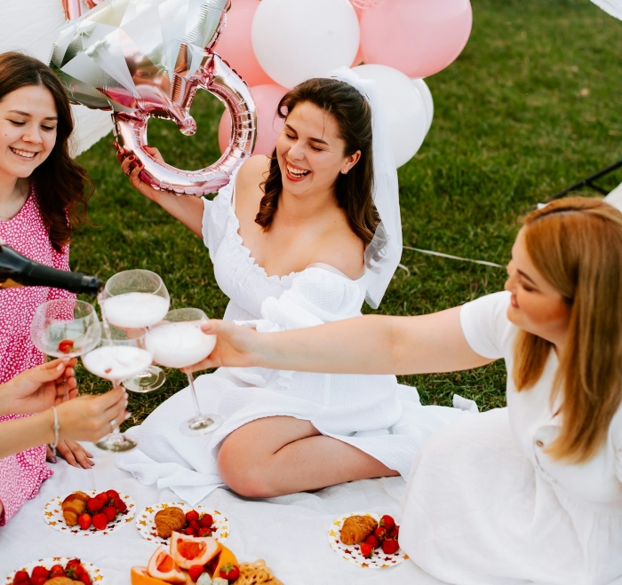 Guest Shamed Over Sleeveless Top And "White" Outfit Gets Unexpected Revenge Guest Shamed Over Sleeveless Top And "White" Outfit Gets Unexpected Revenge