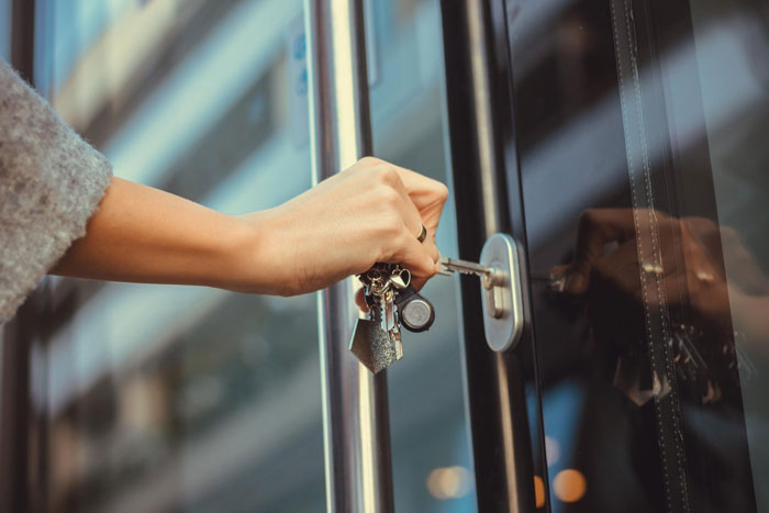 "Lesson Learned": BF Keeps Forgetting To Lock Home Door, GF Proved Right After Shocking Break In