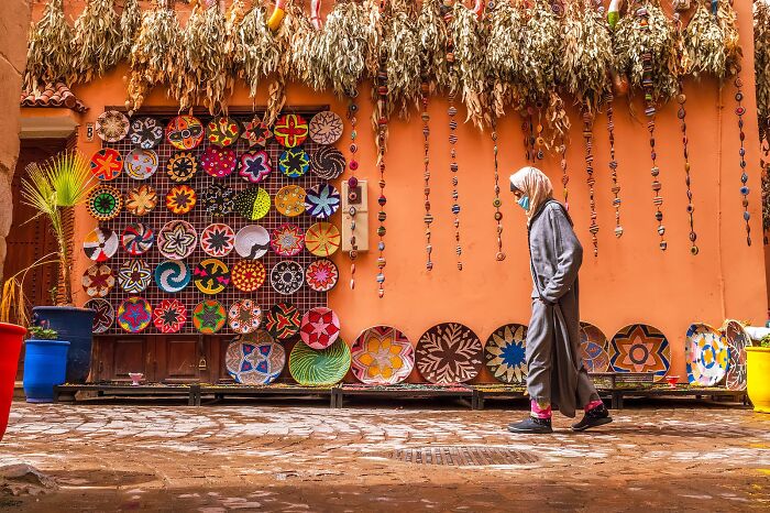 80 Street Photos By Dan Morris That Capture Cities From Perspectives Most People Miss