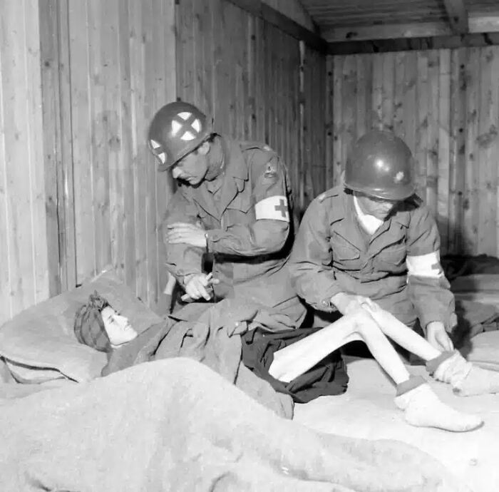 Historical photos: A medical officer tending to a starved concentration camp survivor, a heartbreaking image impossible to explain.