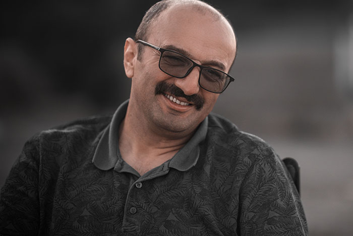 Man with glasses smiling warmly free therapists moment
