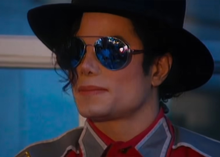Photo of Michael Jackson wearing sunglasses and black hat related to Neverland bag story