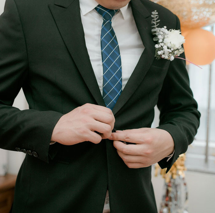 Woman Confused About Fiancé's Reaction To His Mom’s Dress For Their Wedding, He Comes To Explain Woman Confused About Fiancé's Reaction To His Mom’s Dress For Their Wedding, He Comes To Explain
