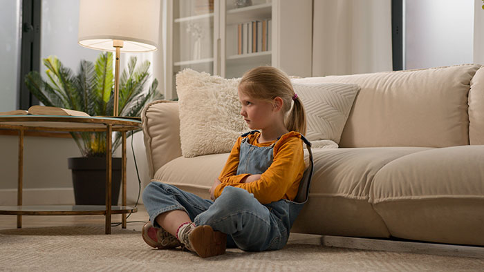 Mom Picks New Hubby And Toxic Stepkids Over Her Own Daughter, Sobs When She Moves In With Bio Dad Mom Picks New Hubby And Toxic Stepkids Over Her Own Daughter, Sobs When She Moves In With Bio Dad