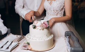 Wedding Cake Drama Ruins Friendship: 