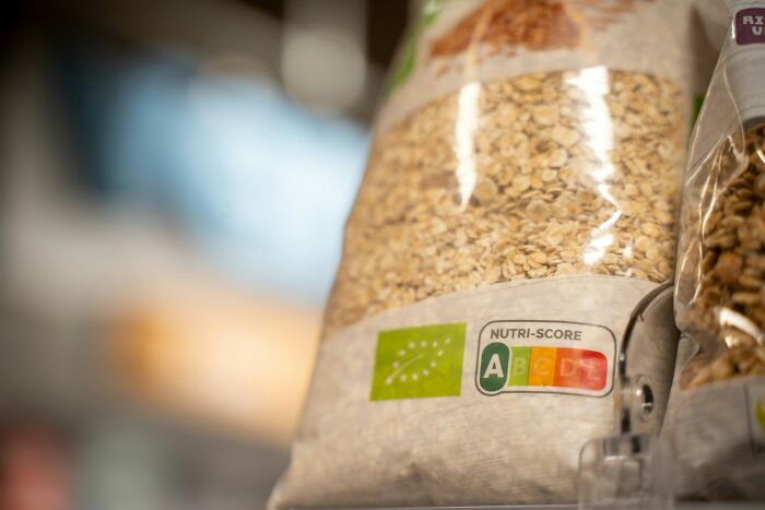 Packaged oats with a visible Nutri-Score label on display