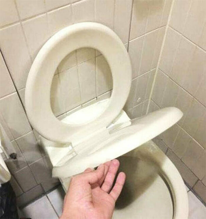 A toilet seat fail where the seat is positioned incorrectly and won't stay up, demonstrating a humorous common sense fail.