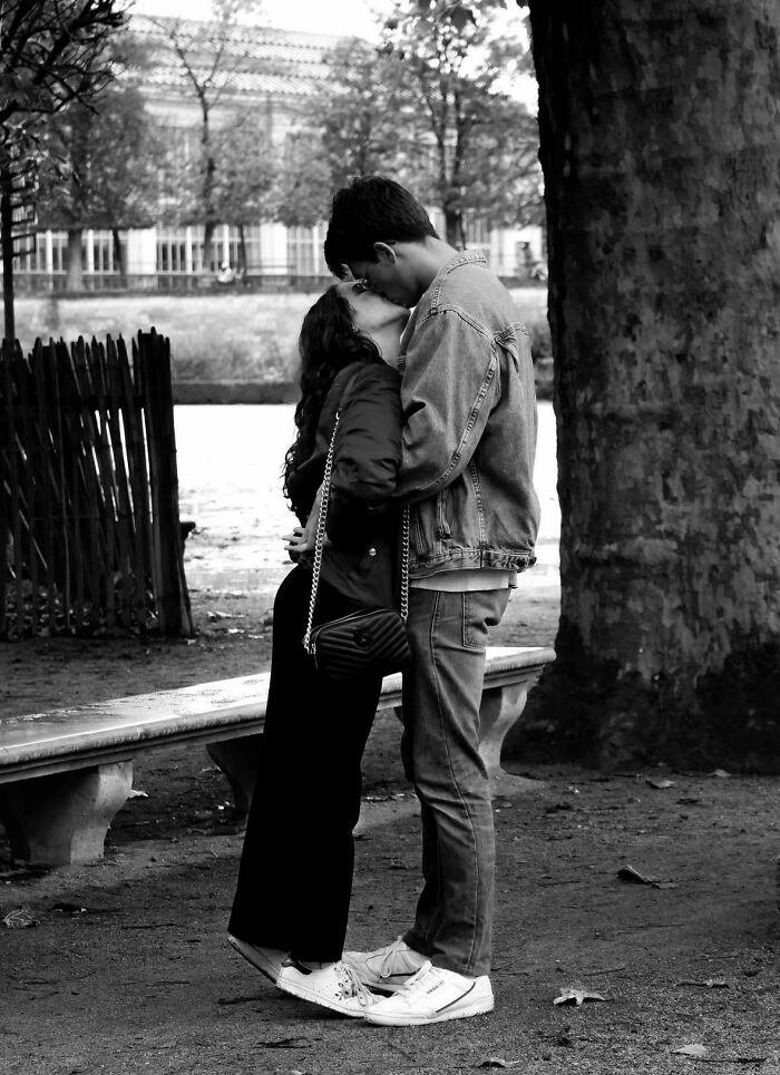 A couple sharing a kiss, embodying the romantic spirit of the photo trend like a painting.