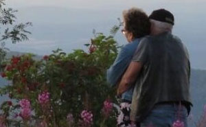 “Like A Painting”: This Wholesome Photo Trend Between Strangers Has The Internet In A Chokehold