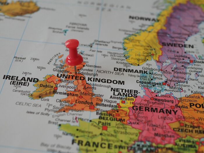 Red pin marking United Kingdom on European map