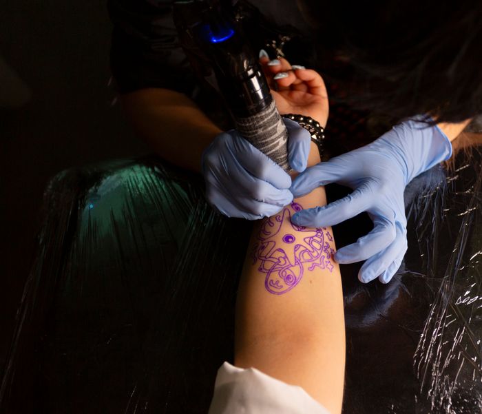 Woman Claims Tattoo Artist Ruined Her Ink, But The Reason Why Leaves The Whole Shop Stunned