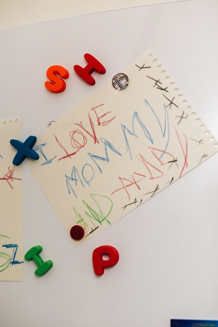 Child's note on fridge saying I love mommy and daddy