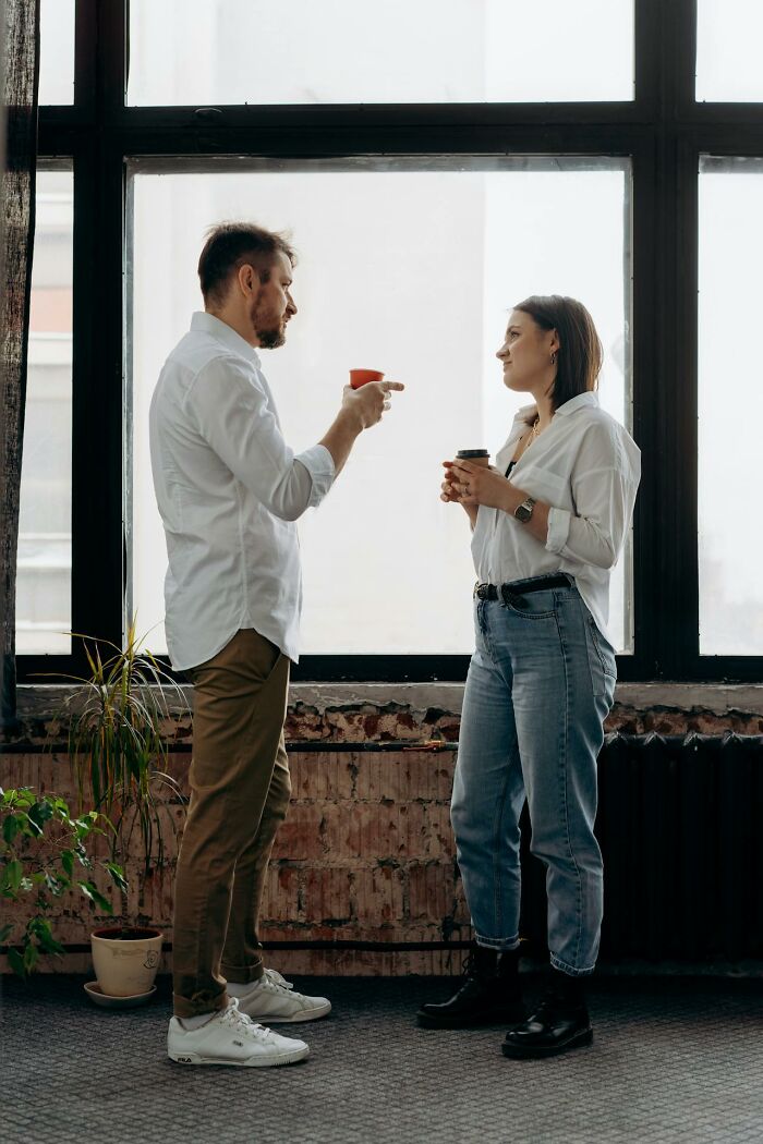 Man and woman discussing infidelity over coffee