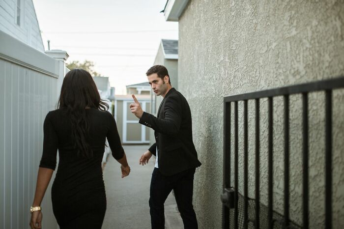 Man confronting woman in alleyway over infidelity story
