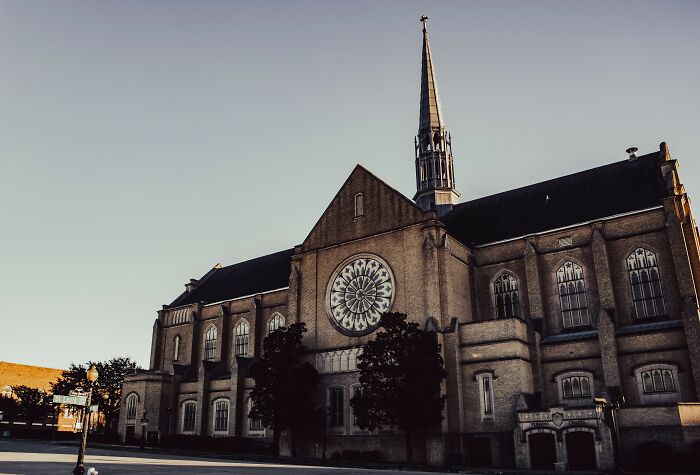 A grand church with a spire, showing things people might experience while visiting the US.