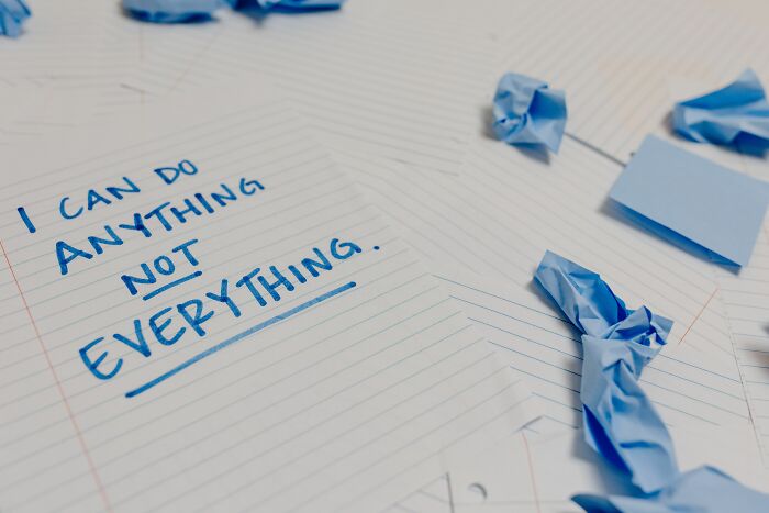 Note with motivational words highlighting anxiety thought patterns