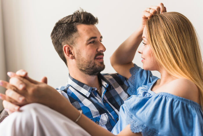 Couple in intimate conversation showing signs of psychopath behavior
