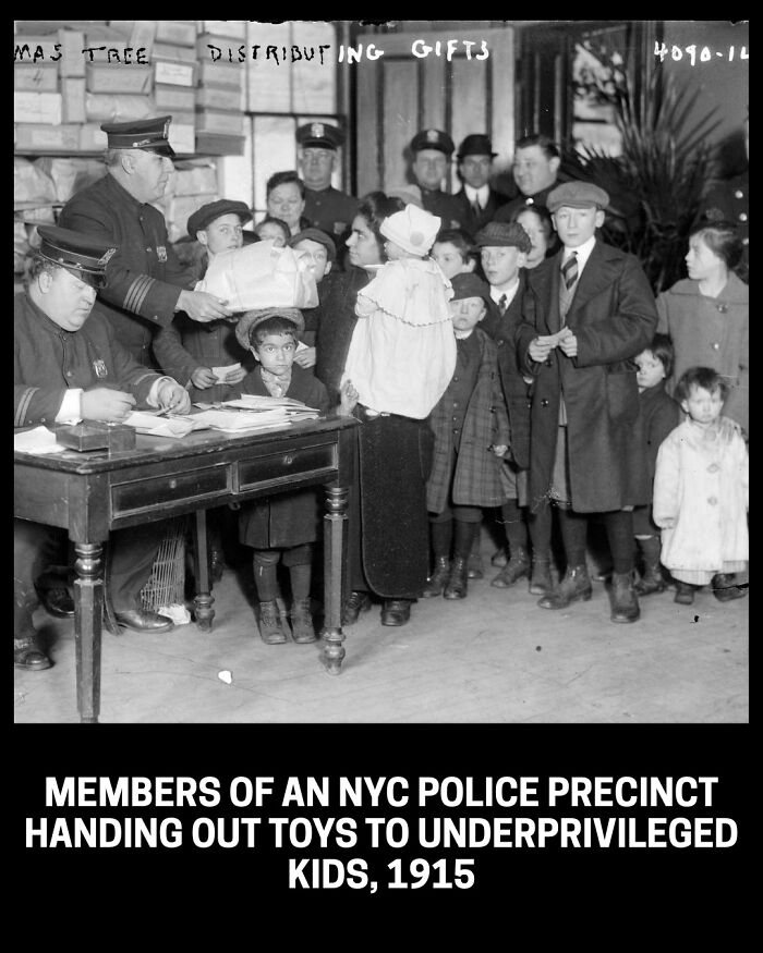 Rare historical photos: NYC police hand out toys to underprivileged kids, 1915.