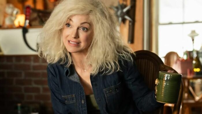 Anna Faris with messy hair and a mug, a look from Mom before her shocking exit. Anna Faris with messy hair and a mug, a look from Mom before her shocking exit.