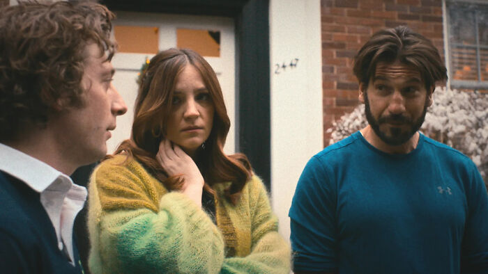 Jeremy Allen White, Abby Elliott, and guest star Jon Bernthal outside a house in The Bear Season 5.