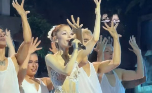 Ariana Grande Sparks Debate After Viral Concert Clip Shows Her 