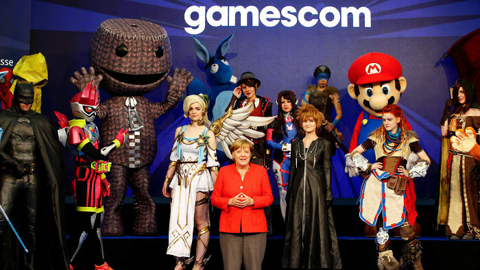 World leader posing with cosplayers at gamescom showing wholesome connection