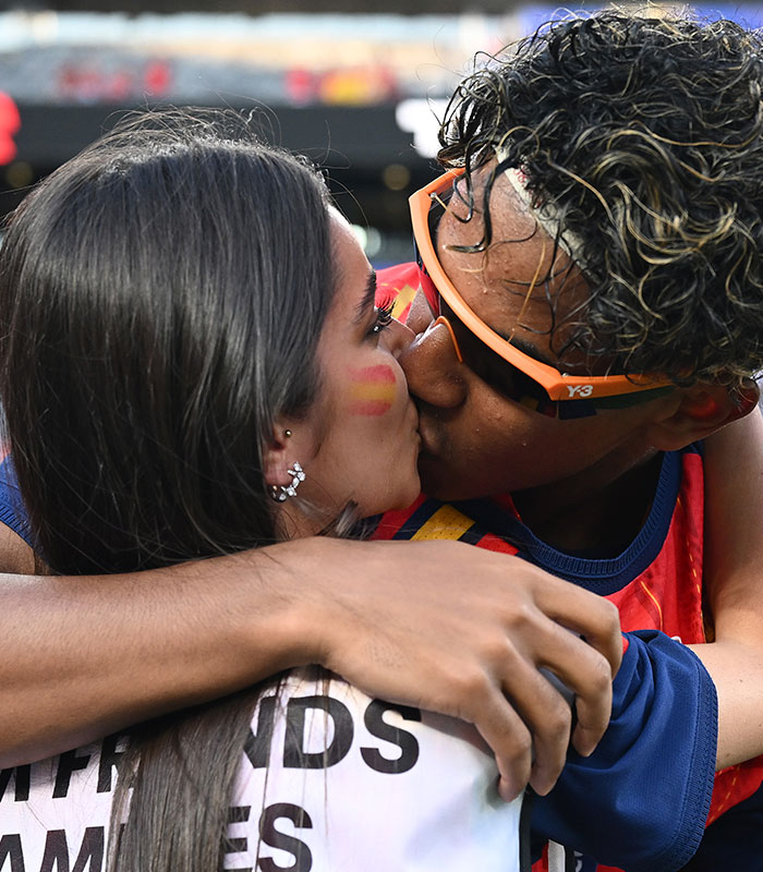 World Cup hero Lamine Yamal kisses his girlfriend, despite her resurfaced insulting comments about him. World Cup hero Lamine Yamal kisses his girlfriend, despite her resurfaced insulting comments about him.