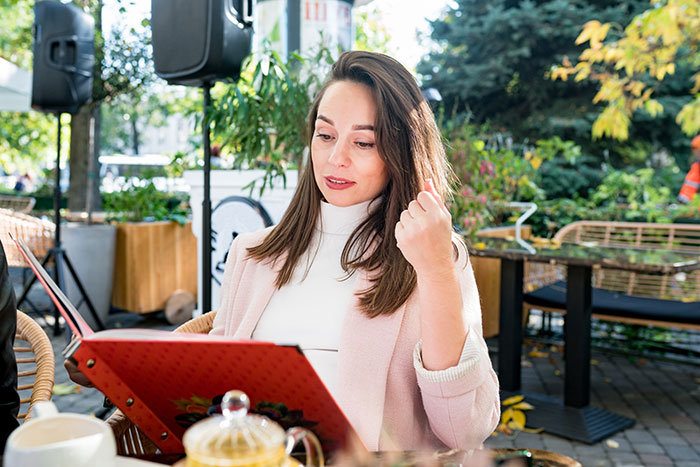 Mom’s Ridiculous Free Lunch Scheme Backfires When Her Friend Loses Patience After Falling For It Twice Mom’s Ridiculous Free Lunch Scheme Backfires When Her Friend Loses Patience After Falling For It Twice