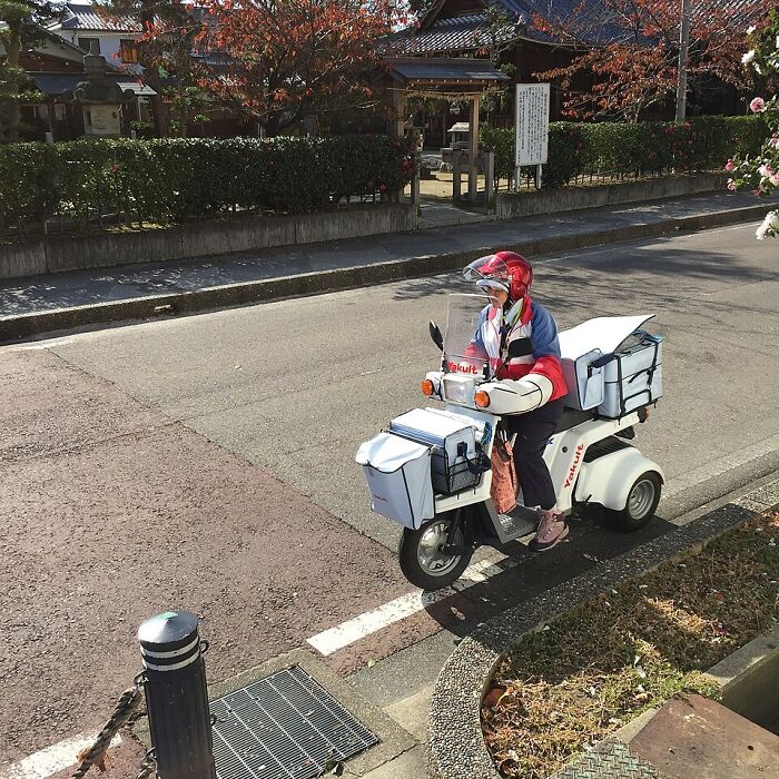 Curious facts about a person on a Yakult delivery scooter, making you feel smarter with new pics.