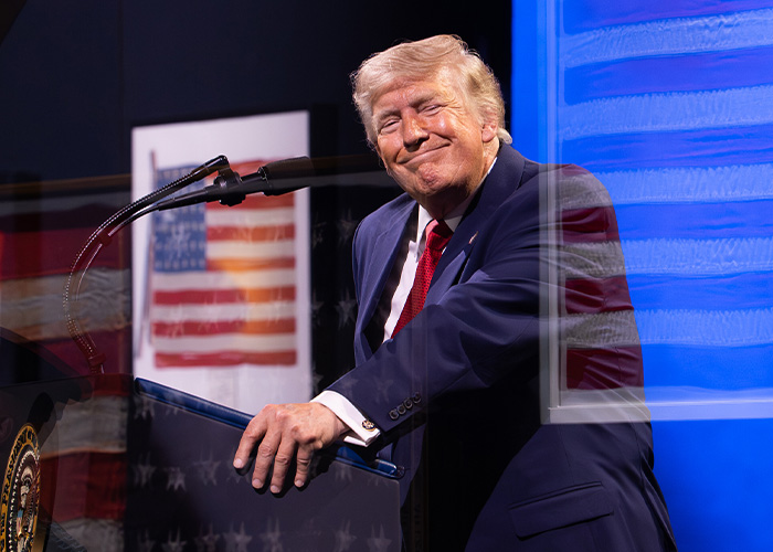 Donald Trump disrespecting the White House with bad habit, affecting Melania. Donald Trump disrespecting the White House with bad habit, affecting Melania.