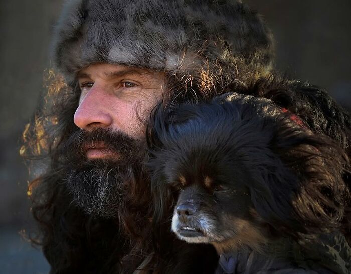 This Photographer Roams The Streets Looking For Unforgettable Dog Moments, And Here Are 50 Of His Best Finds