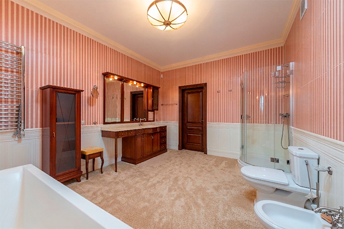 A White House bathroom potentially showing the impact of Trump's bad habit and disrespect. A White House bathroom potentially showing the impact of Trump's bad habit and disrespect.