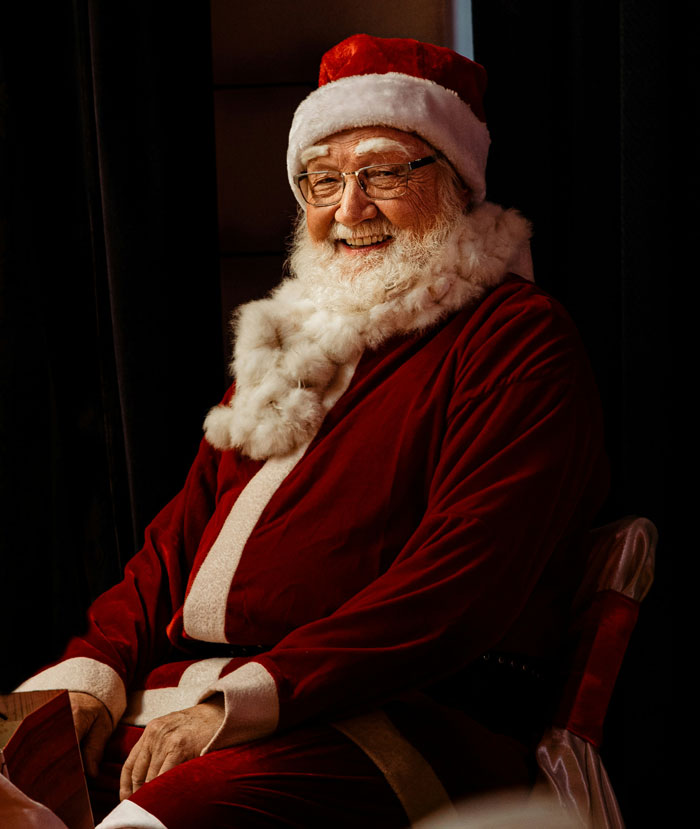 A jolly Santa Claus smiling, embodying the spirit of clever comebacks and festive cheer.