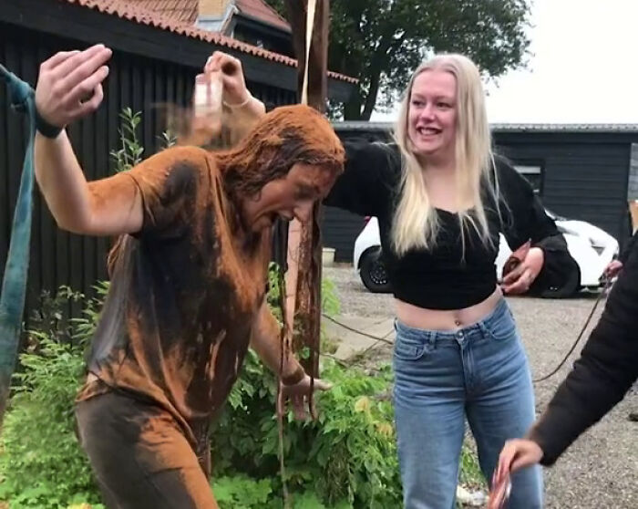34 Country-Specific Habits That Are Completely Normal To Locals But Confusing To Everyone Else