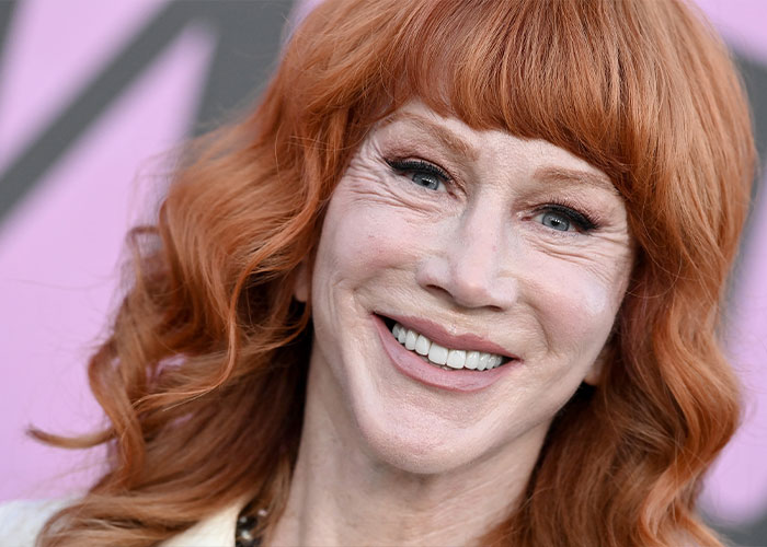 Close-up of a smiling star in her 60s with red hair and bangs, revealing her relationship. Close-up of a smiling star in her 60s with red hair and bangs, revealing her relationship.