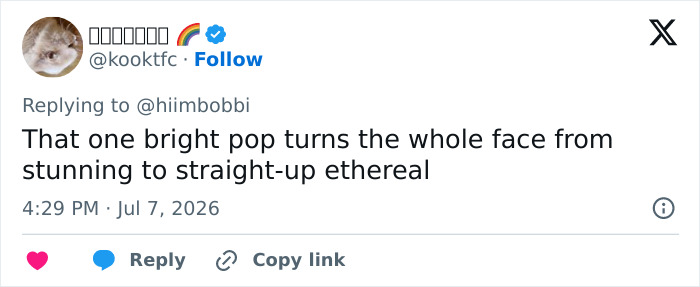 Screenshot of a tweet from @kooktfc praising a bright pop in Zendaya's latest look making her ethereal. Screenshot of a tweet from @kooktfc praising a bright pop in Zendaya's latest look making her ethereal.