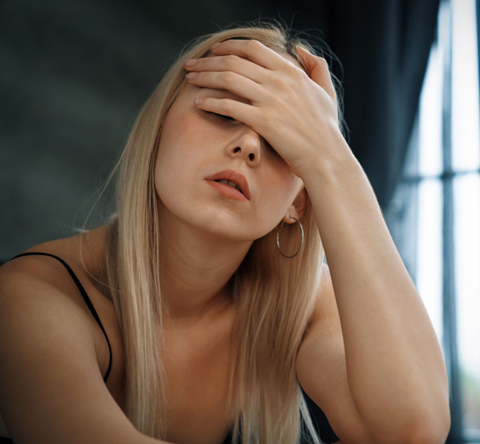 Woman Lives With Roommate In Harmony Until Her BF Moves In And Makes The Roommate Go Crazy Woman Lives With Roommate In Harmony Until Her BF Moves In And Makes The Roommate Go Crazy