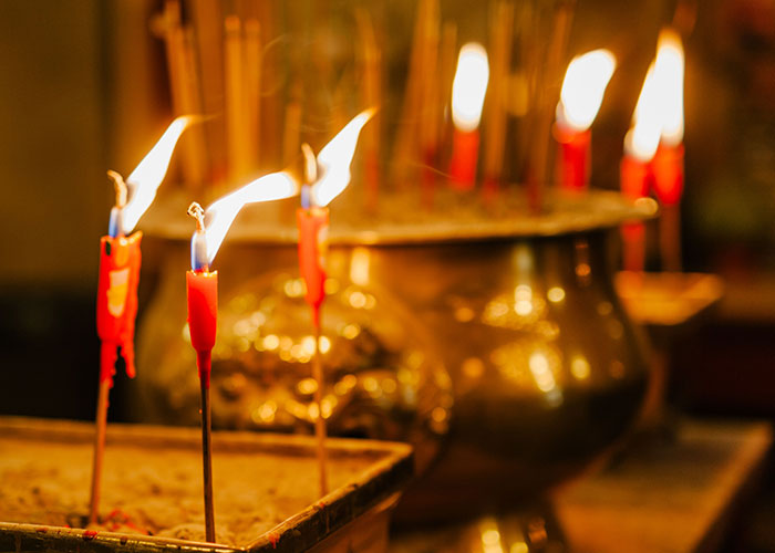 Burning red candles, symbolizing the urgency for women to leave a man's home.
