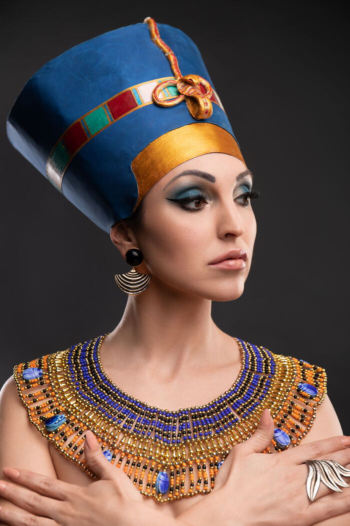 A woman dressed as Nefertiti, highlighting historical interesting facts and cultural knowledge stored in brains.