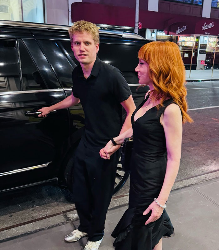 A star in her 60s holding hands with a 22-year-old, both dressed in black, getting into a car, highlighting their relationship. A star in her 60s holding hands with a 22-year-old, both dressed in black, getting into a car, highlighting their relationship.