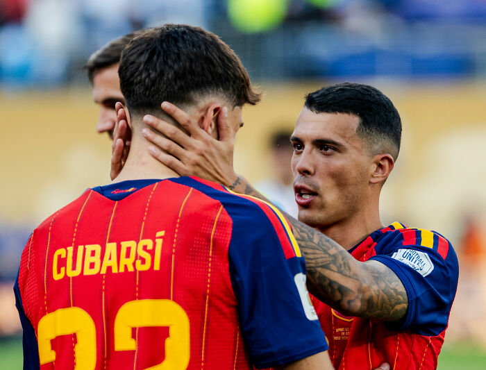 A Spanish National Team player consoling a teammate during the World Cup, a moment of team spirit praised by Bardem. A Spanish National Team player consoling a teammate during the World Cup, a moment of team spirit praised by Bardem.