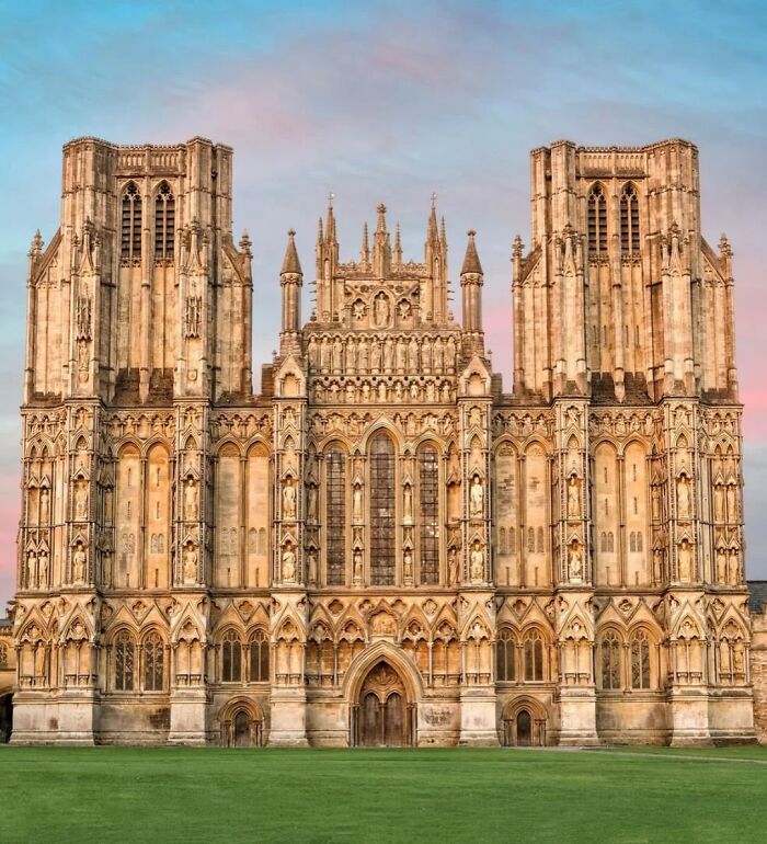 30 Famous Buildings With Incredible Histories That Deserve To Be Remembered Forever