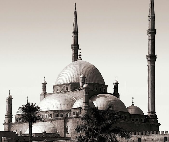 30 Famous Buildings With Incredible Histories That Deserve To Be Remembered Forever