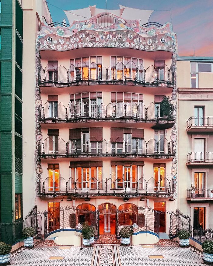 Front view of an ornate architectural building with balconies and colorful details, highlighting architectural locations.