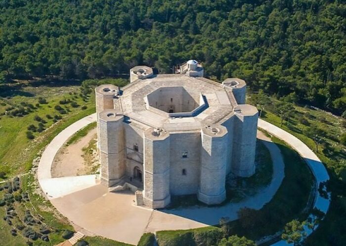 30 Famous Buildings With Incredible Histories That Deserve To Be Remembered Forever